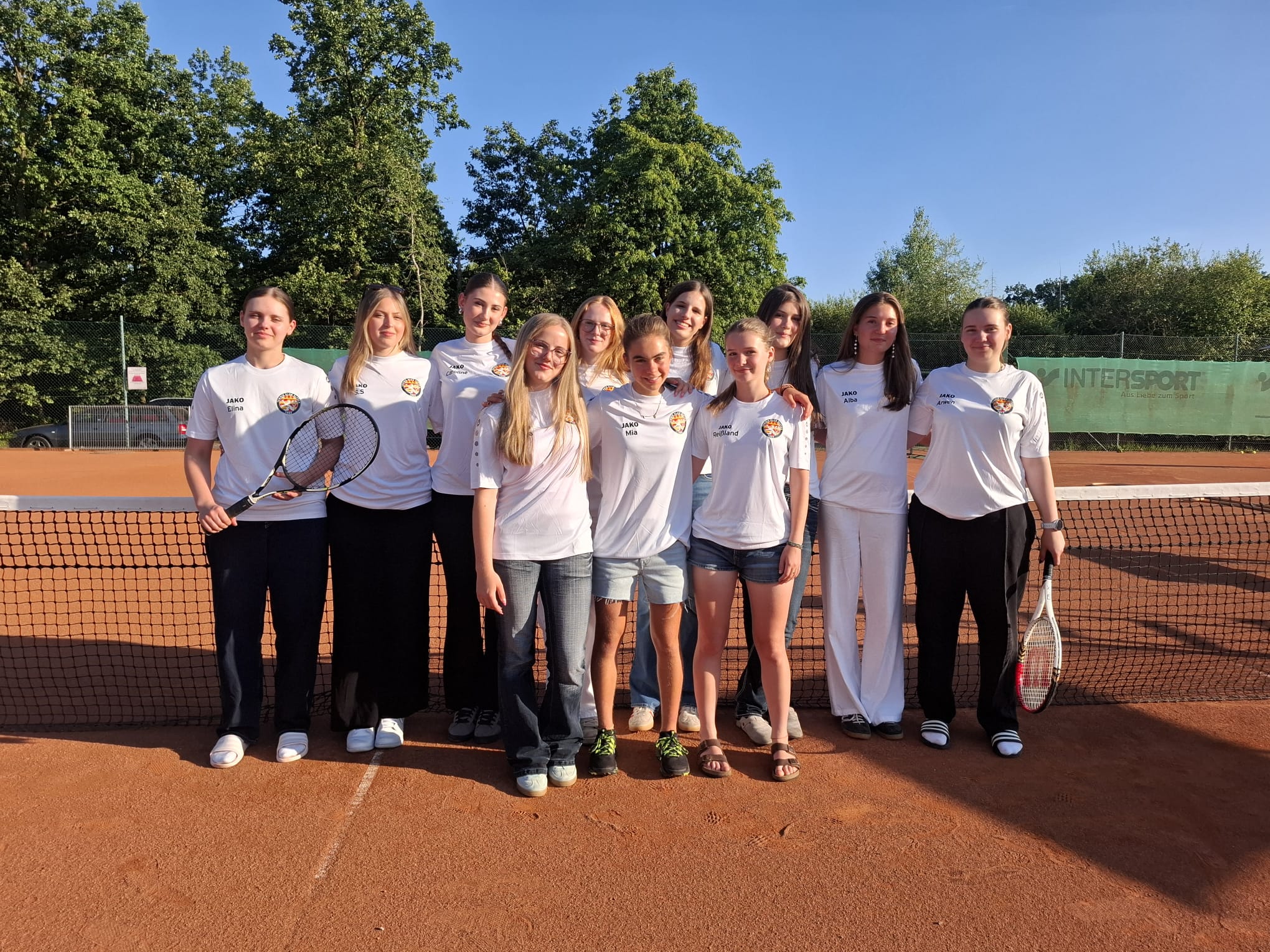 TCA Juniorinnen 18 mit neuen TCA Outfits. 1 eres9864